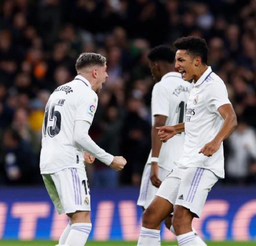 希腊鏖战巴萨，马丁内利带队取胜