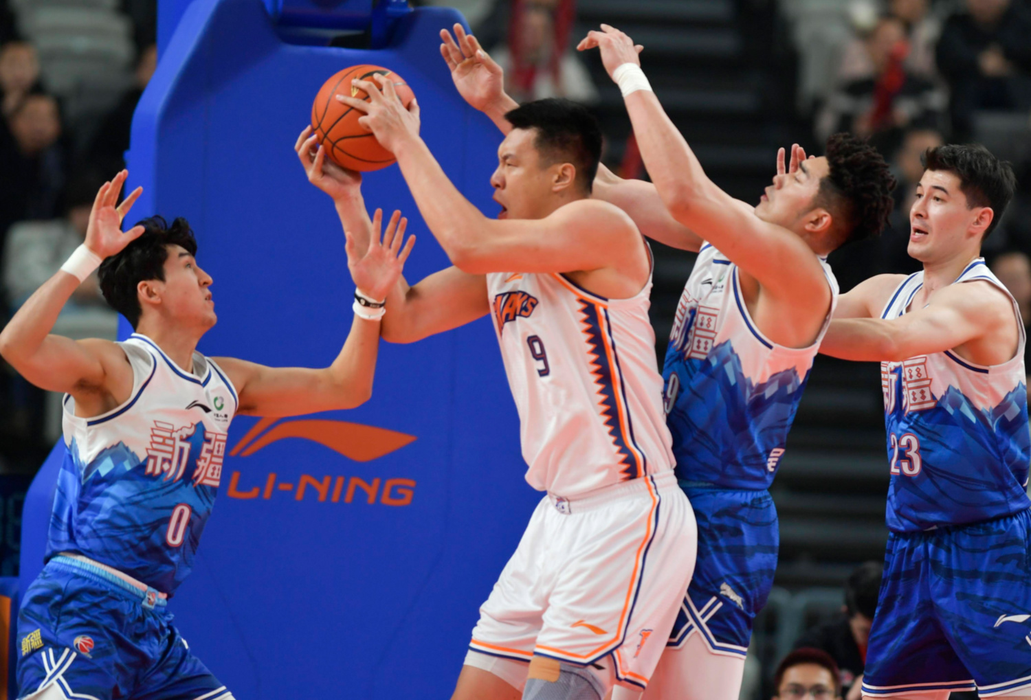 关于新疆队完胜上海队，布伦森高光表现的信息