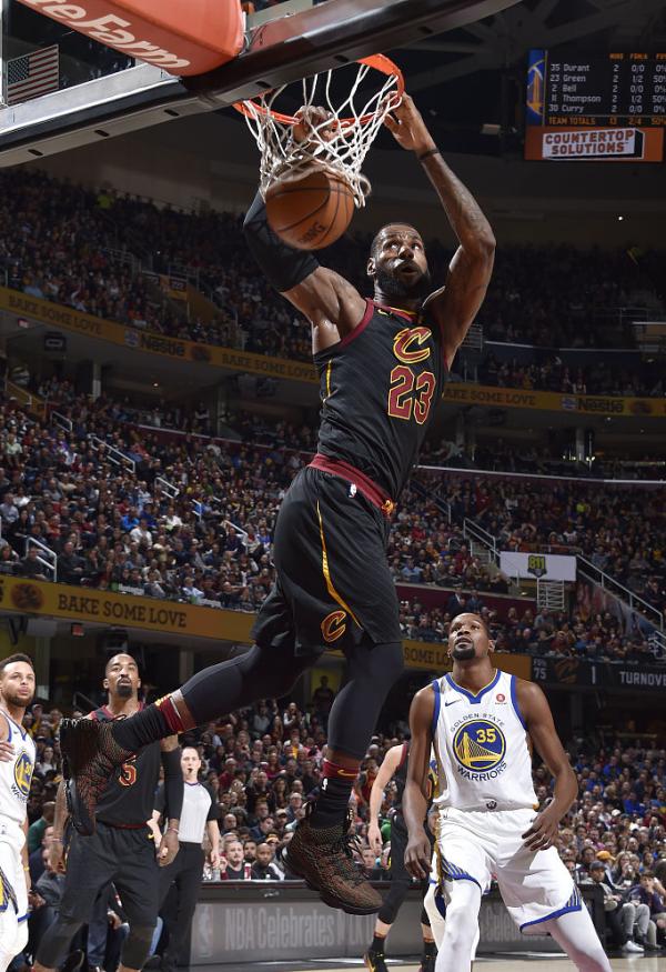 骑士横扫勇士，麦科勒姆点燃赛场