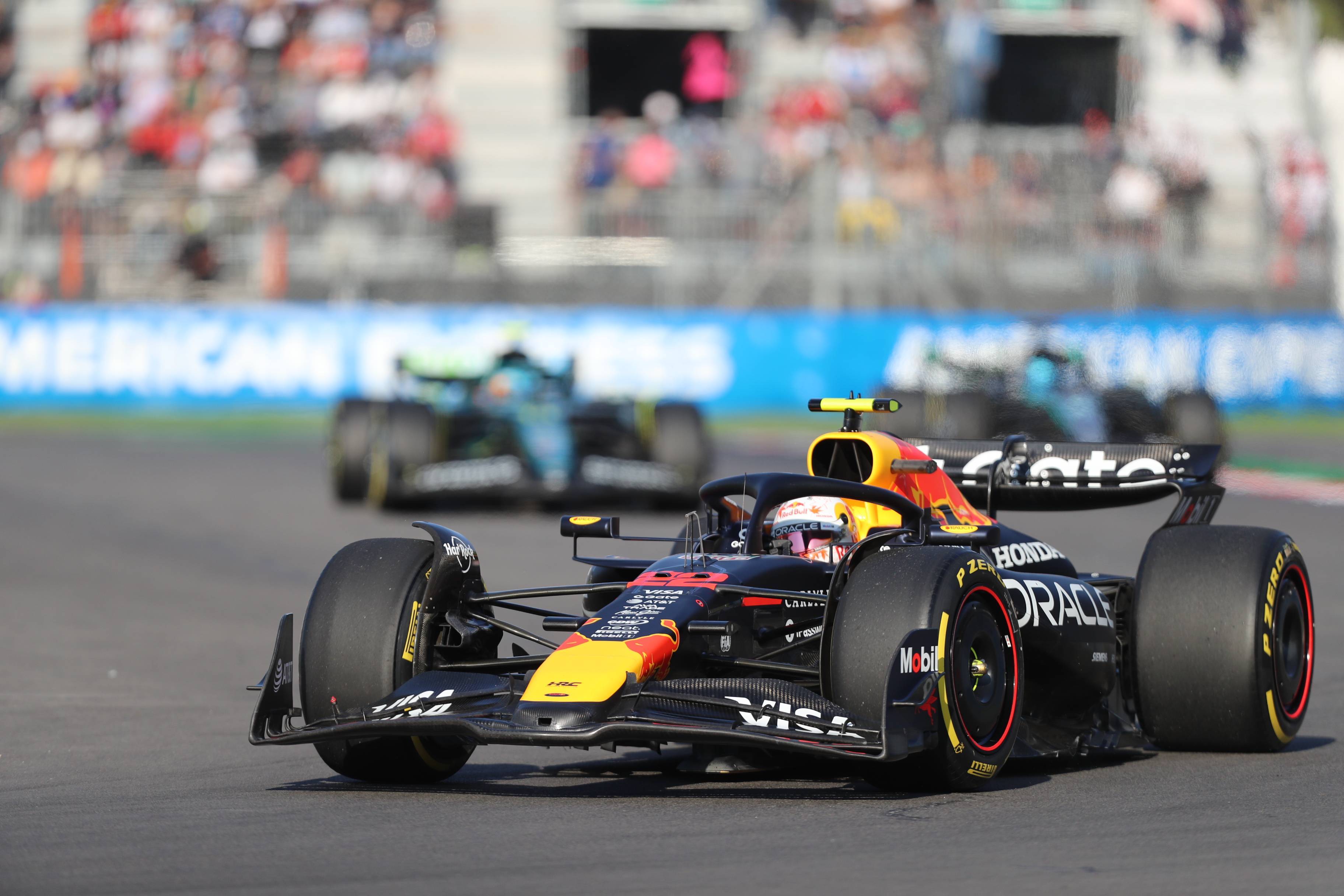 迈凯伦绝杀红牛二队，塞恩斯刷新纪录