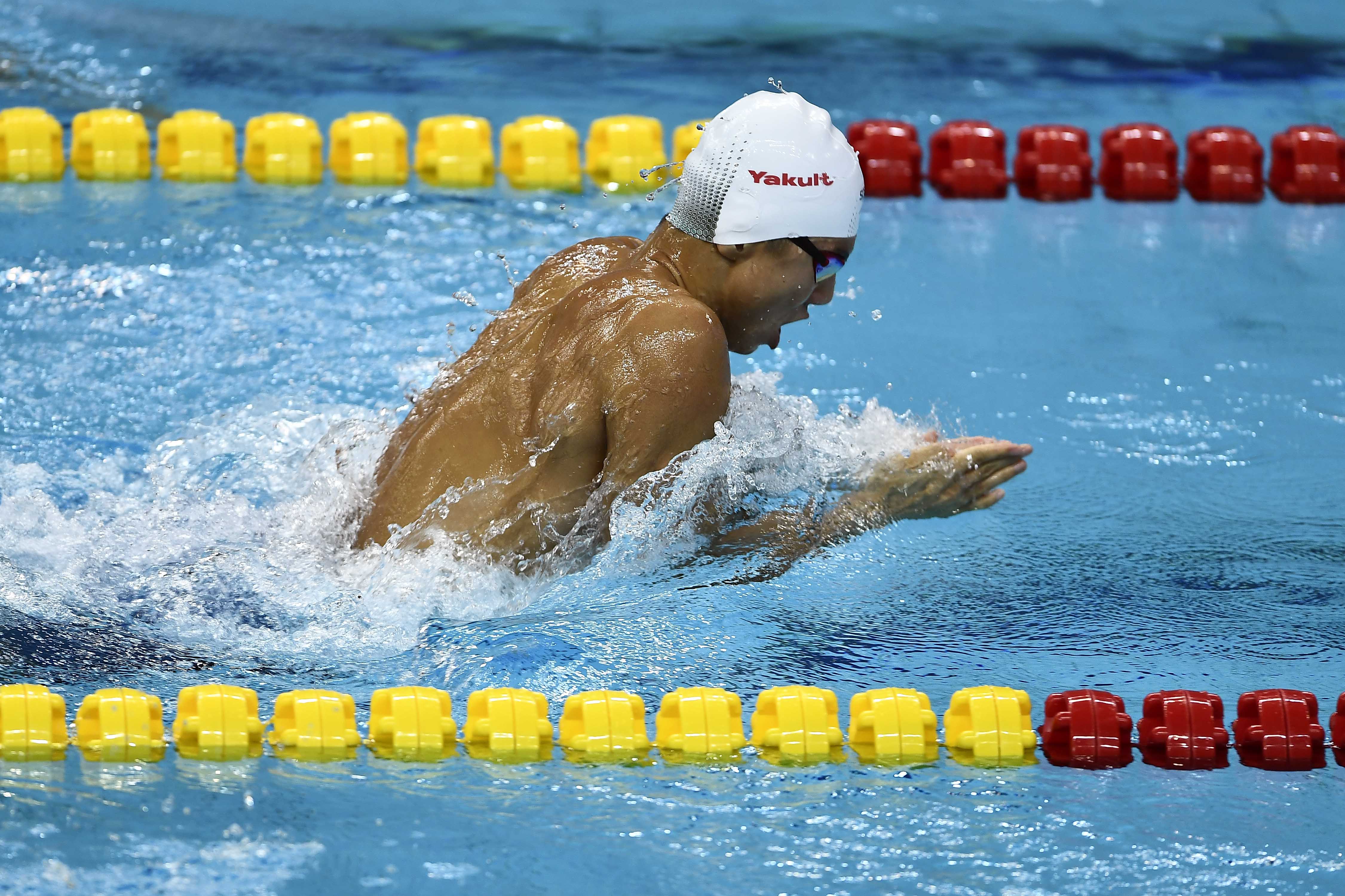 意大利选手在游泳男子蛙泳项目中突破记录取得冠军