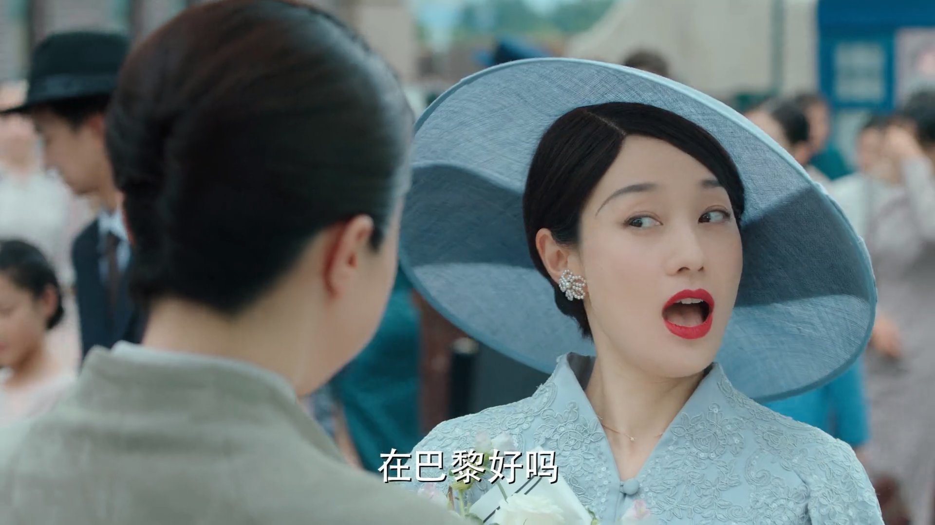 从旧书脊上碾过的钢铁车轮