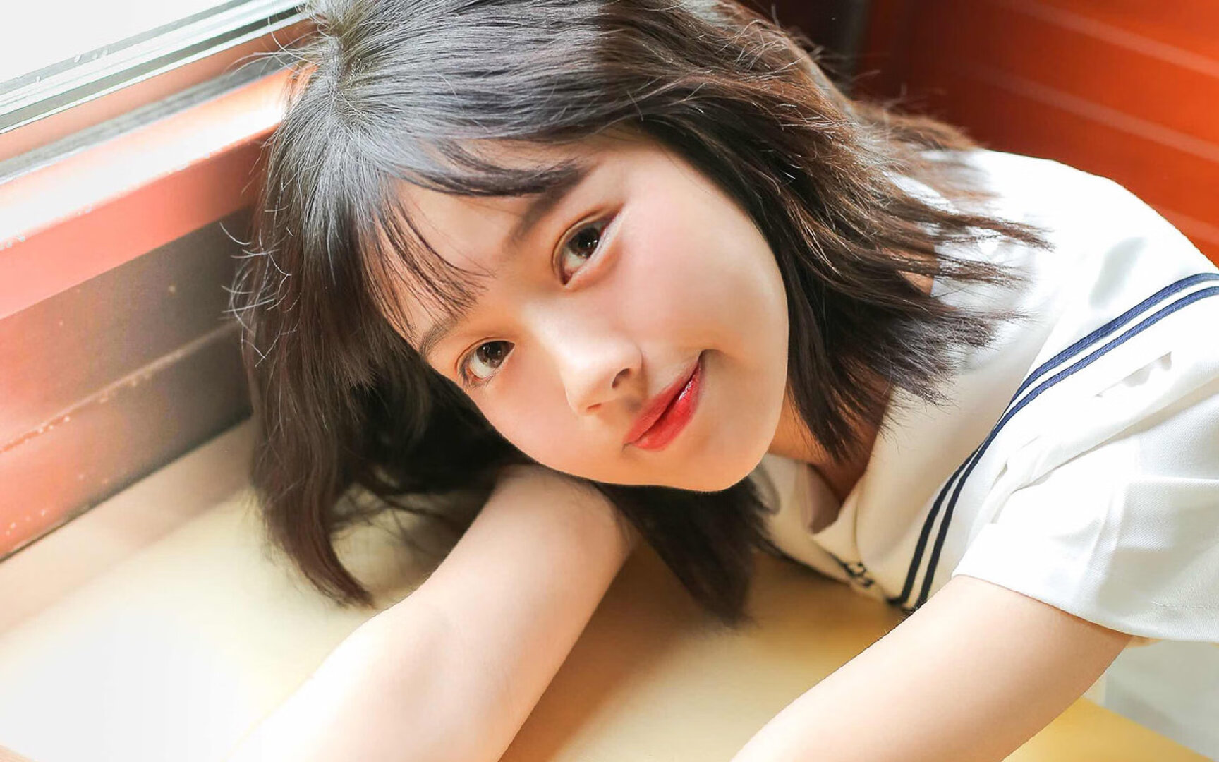 看到您提出的这个极具矛盾感的组合,我为您构思了一个将现实与虚构巧妙融合的创作方向。这个方向的核心在于将一次不可能发生的对决设定为一场平行时空的表演赛,从而让故事既有现实基础,又充满戏剧张力